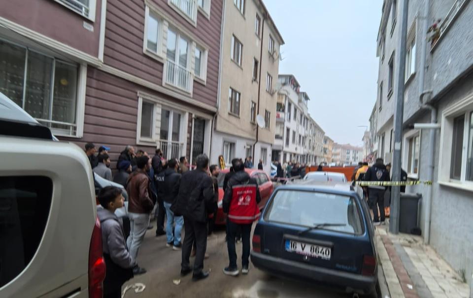 KARISINI KEMERLE BOĞARAK ÖLDÜRDÜ, ÇATIYA ÇIKIP İNTİHAR ETMEK İSTEDİ
