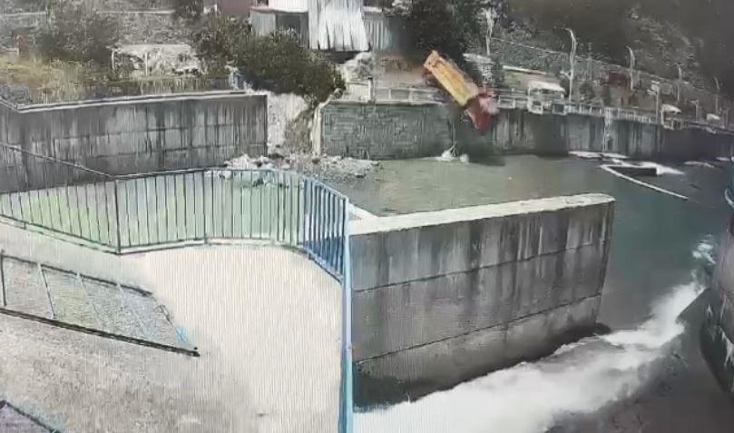 Kamyon dereye uçtu
