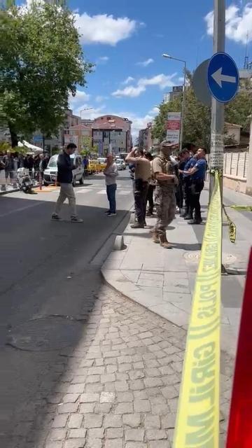 Silahlı kavga ihbarına giden 2 polis yaralandı