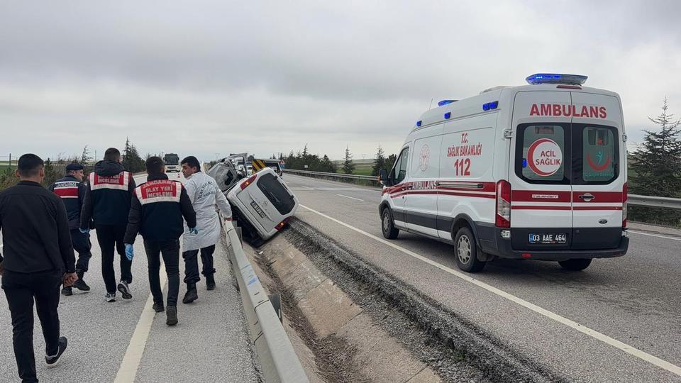 Refüje girip yan yatan araçta 1kişi öldü, 2 kişi yaralandı