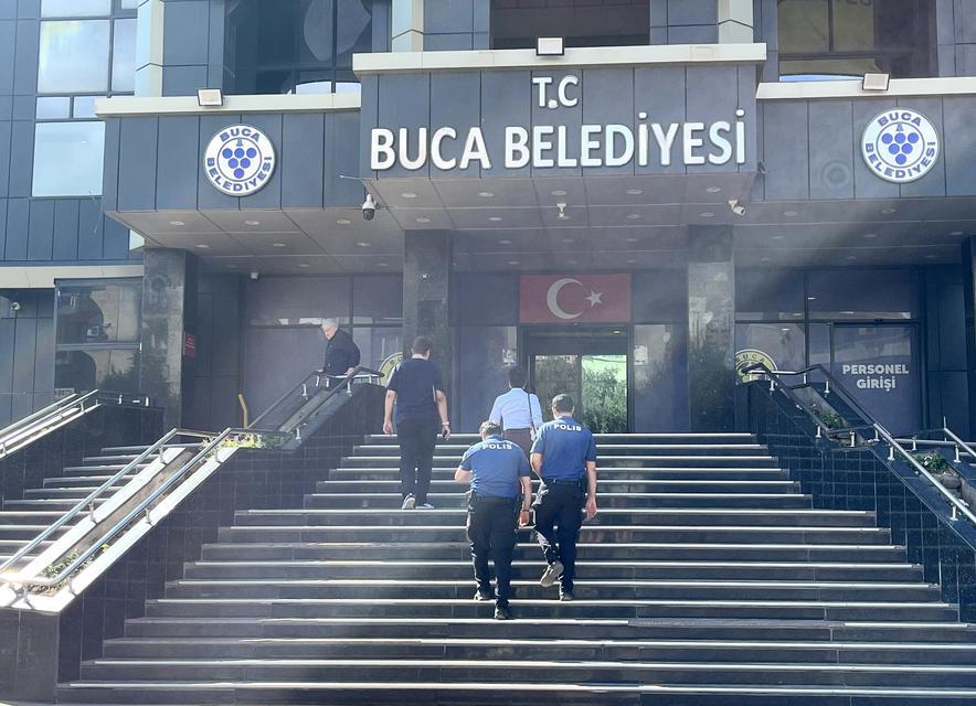 BUCA BELEDİYESİNE HACİZ: İCRA EKİPLERİ BİNADA