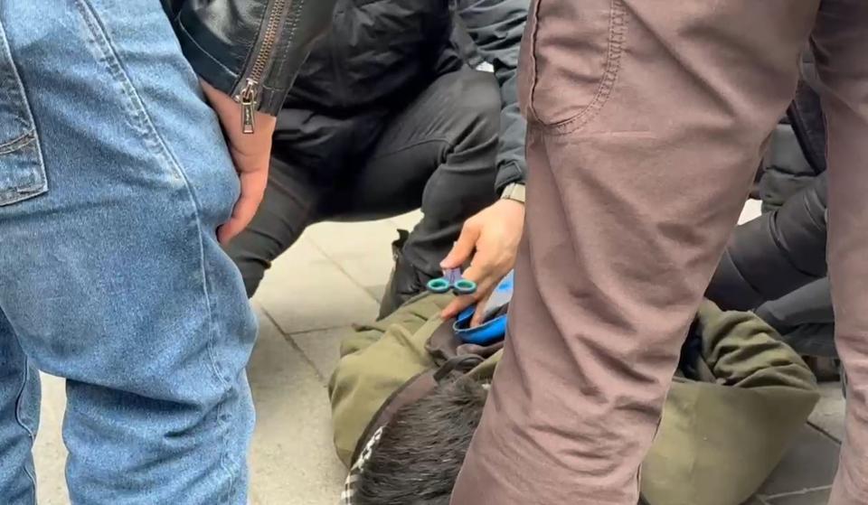 Çantasından makas çıkan gösterici "Burun kıllarımı alıyorum" dedi