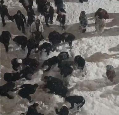 Kar kütlesinin altında kalan öğrenci yaralandı