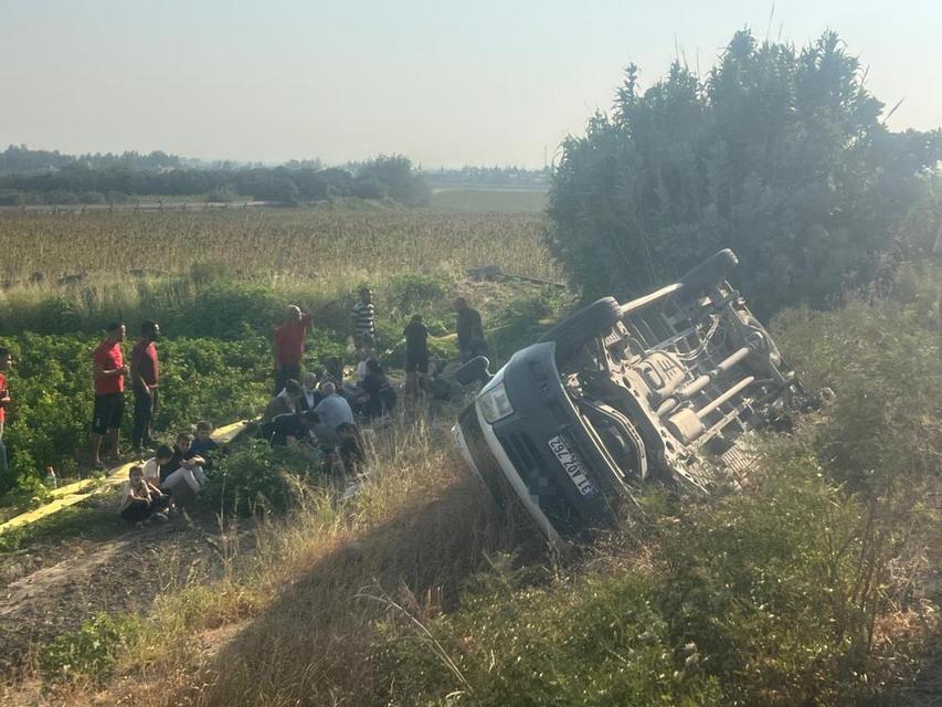 Engelli öğrencileri taşıyan servis kaza yaptı: 8 yaralı