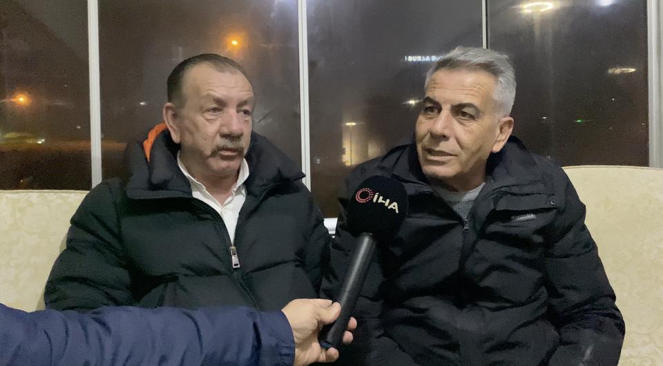 TAKSİCİLERDEN VEFA...ÖLEN MUHABBET KUŞLARI İÇİN MİNİ MEZAR YAPTILAR BURSALI TAKSİCİLER DURAKLARININ YANINA MİNİ MEZARLIK YAPARAK BERDUŞUN ANISINI YAŞATIYORLAR