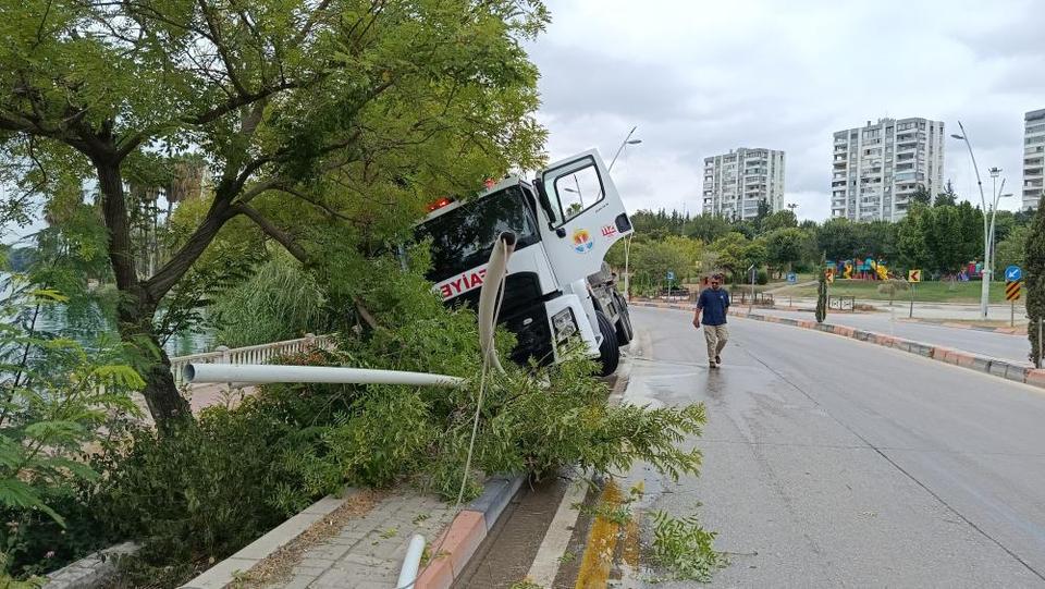 İtfaiyeye ait su tankeri kontrolden çıktı
