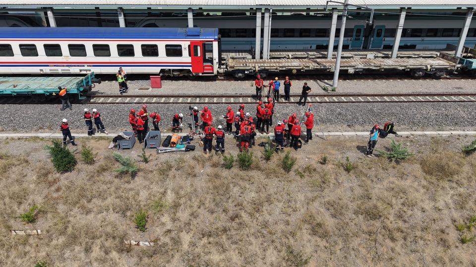 Arama kurtarma ekiplerinden tren kazası tatbikatı