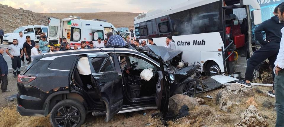 Yolcu otobüsü ile otomobil çarpıştı: 1'i ağır 4 yaralı