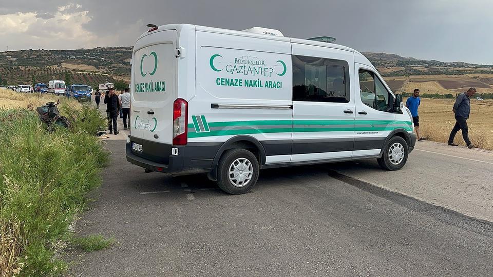 GAZİANTEP'TE FECİ KAZA: 1 ÖLÜ, 2'Sİ AĞIR 5 YARALI GAZİANTEP'TE TRANSİT ARAÇ İLE ÇARPIŞAN OTOMOBİLDEN GERİYE HURDA YIĞINI KALDI