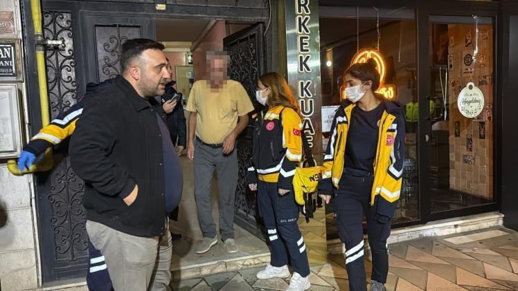 ALKOLLÜ ŞEKİLDE OCAĞA MAKARNA KOYUP UYUYAKALDI, KENDİSİNİ YANGINDAN KURTARAN EKİPLERE "BORCUM NE KADAR?" DİYE SORDU ARKADAŞI İLE KAVGA ETTİKTEN SONRA ALKOL ALAN YAŞLI ŞAHIS ÖLÜMDEN DÖNDÜ