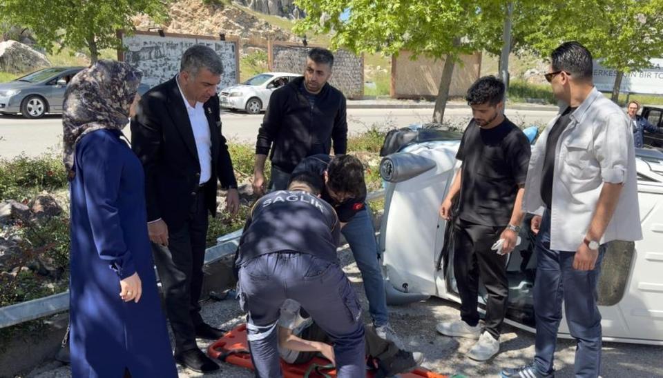 Elektrikli araç devrildi, ilk müdahaleyi milletvekili yaptı