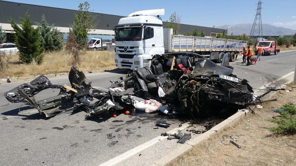 TIRA ARKADAN ÇARPAN OTOMOBİL HURDAYA DÖNDÜ: 1 YARALI