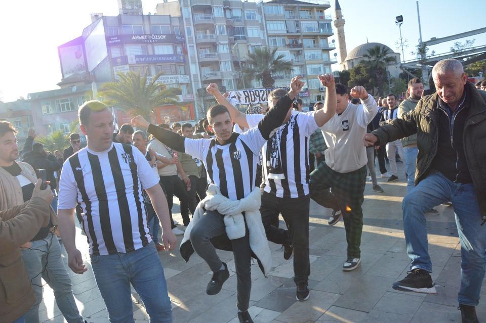 AYDINSPORLULAR MEYDANA İNDİ, ŞAMPİYONLUĞU KUTLADI