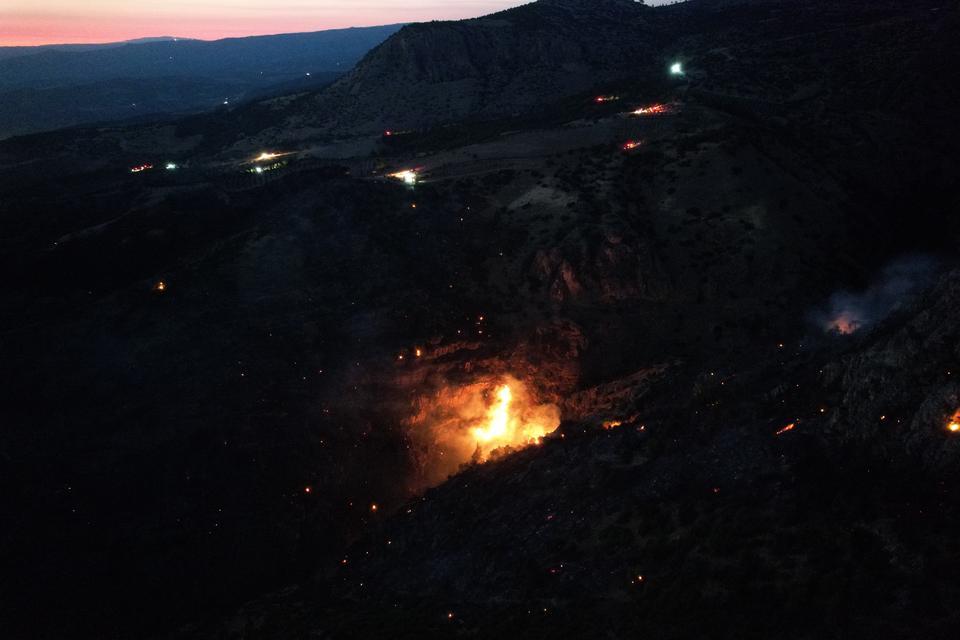 Aydın sınırındaki yangına müdahale sürüyor