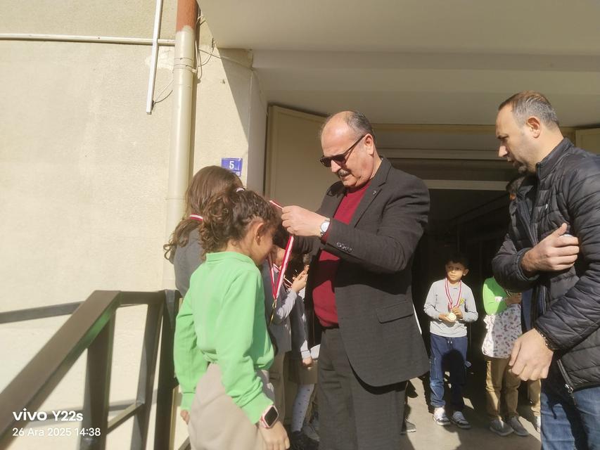 Söke Vakıfbank İlkokulunda akıl zeka  oyunlarında dereceye  giren öğrencilerin madalyaları verildi