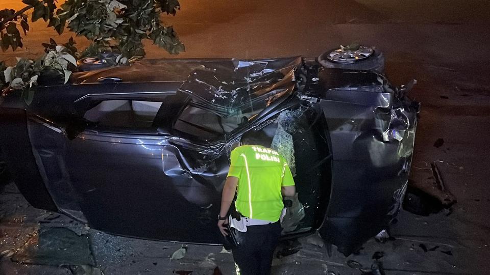 Sıkıştırılan otomobil takla attı: 4 yaralı, sürücü firarda