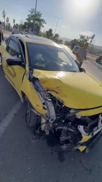 Hafif ticari taksi ile ot yüklü traktör çarpıştı: 3 yaralı