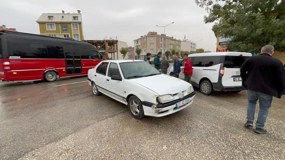 Çaldığı otomobilin patlayan lastiğine rağmen kilometrelerce polisten kaçtı