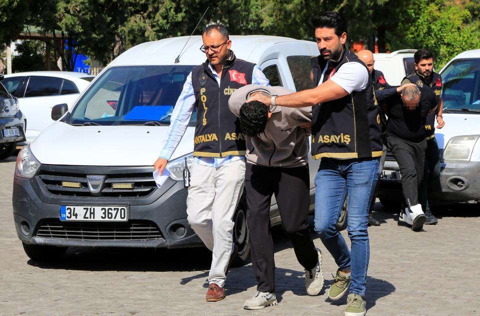 ANTALYA'DA 22 YAŞINDAKİ AHMET, KÖR KURŞUNA KURBAN GİTMİŞ OLAYLA İLGİLİ GÖZALTINA ALINAN 3 KİŞİ ADLİYEYE SEVK EDİLDİ