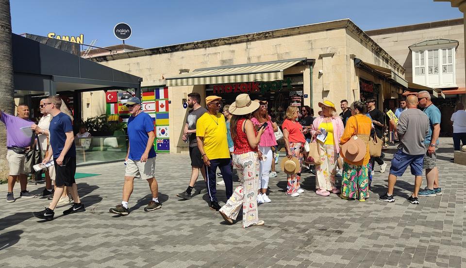 KUŞADASI'NA İKİ KRUVAZİYERLE 6 BİN 409 TURİST GELDİ