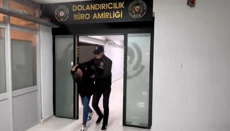 İZMİR'DE 4 KİŞİYİ DOLANDIRAN SAHTE SAVCI, SIKI TAKİPLE YAKALANDI