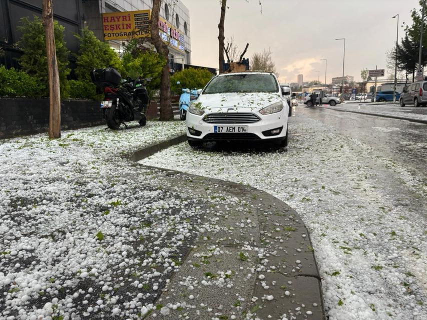 GAZİANTEP'TE CEVİZ BÜYÜKLÜĞÜNDE DOLU YAĞDI AĞAÇLARIN DALLARI KIRILDI, SÜRÜCÜLER EMNİYETE SIĞINDI
