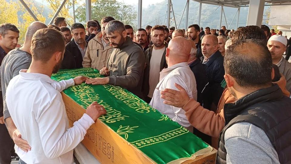 Göçük altında kalan iş makinesi operatörü toprağa verildi