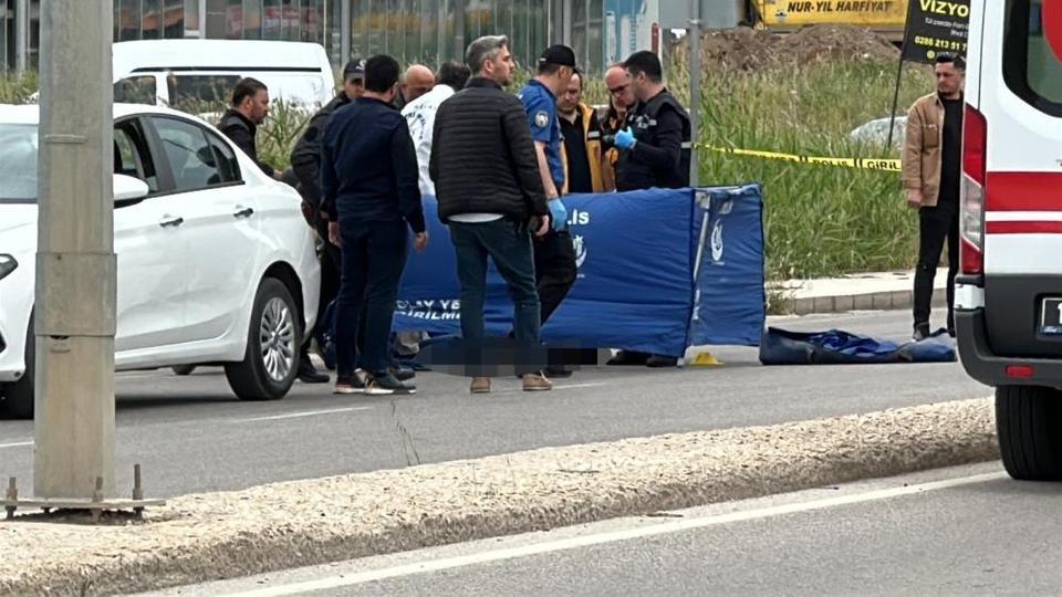Boşanma aşamasındaki eşini sokak ortasında öldürdü