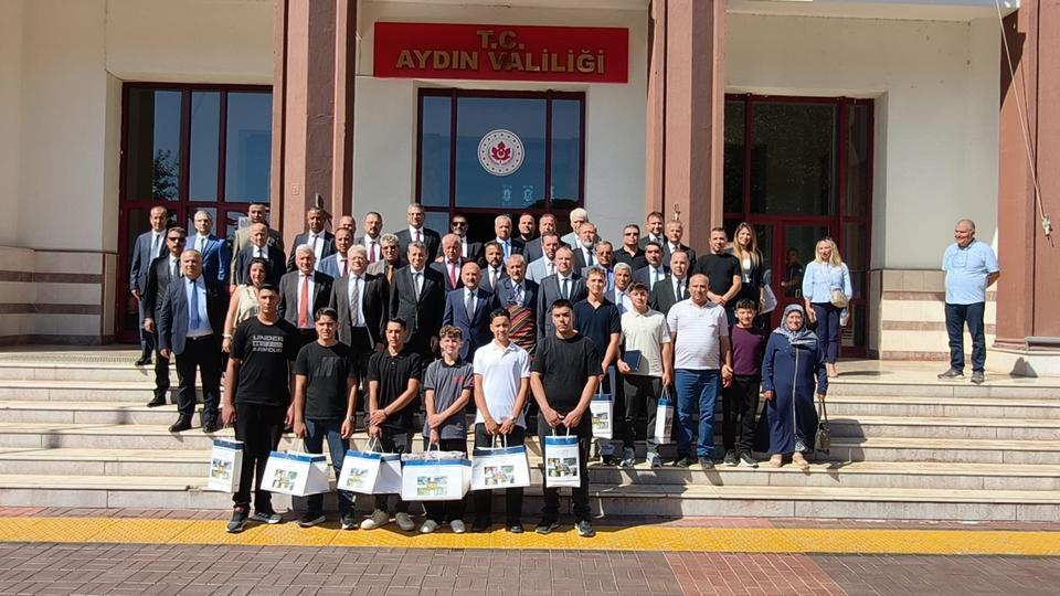 İLİN AHİSİ'NE ÖDÜLÜNÜ AYDIN VALİSİ VAROL VERDİ