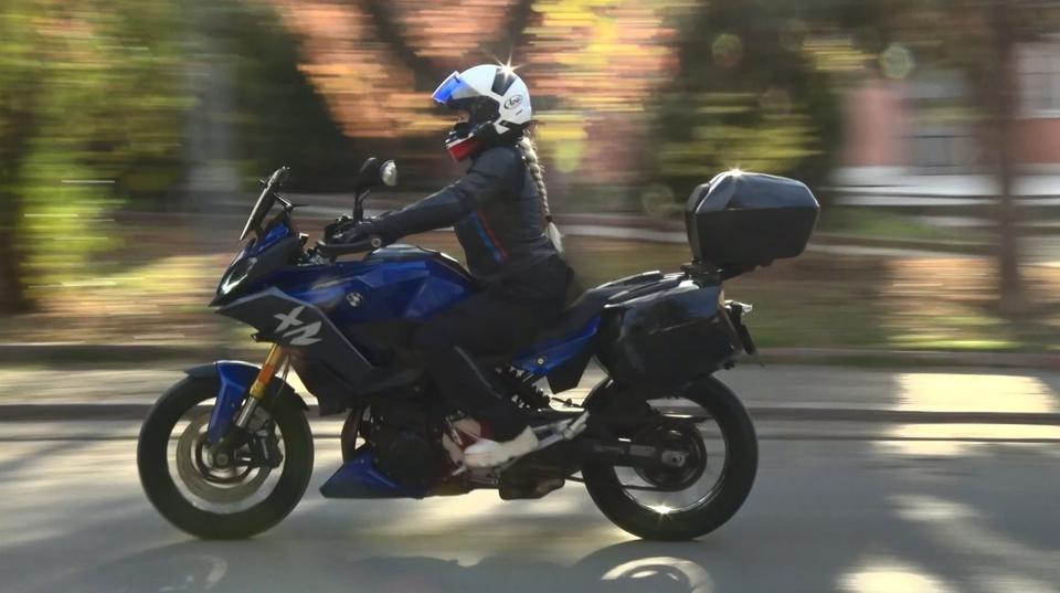 KADIN SÜRÜCÜ İSPANYA'DAN TÜRKİYE'YE MOTOSİKLETLE 4,5 GÜNDE GELDİ: SINIRDA GÖZYAŞLARINI TUTAMADI