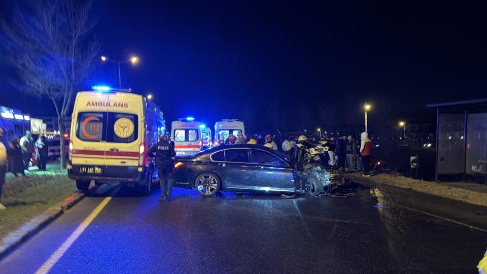 Otomobil halk otobüsü ile çarpıştı: 5 yaralı