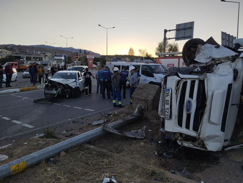 İşçileri taşıyan minibüs kaza yaptı: Yaralılar var