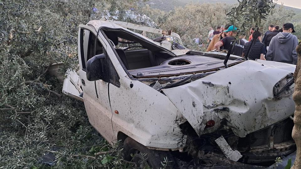 Hurdaya dönen kamyonetten sağ çıktı