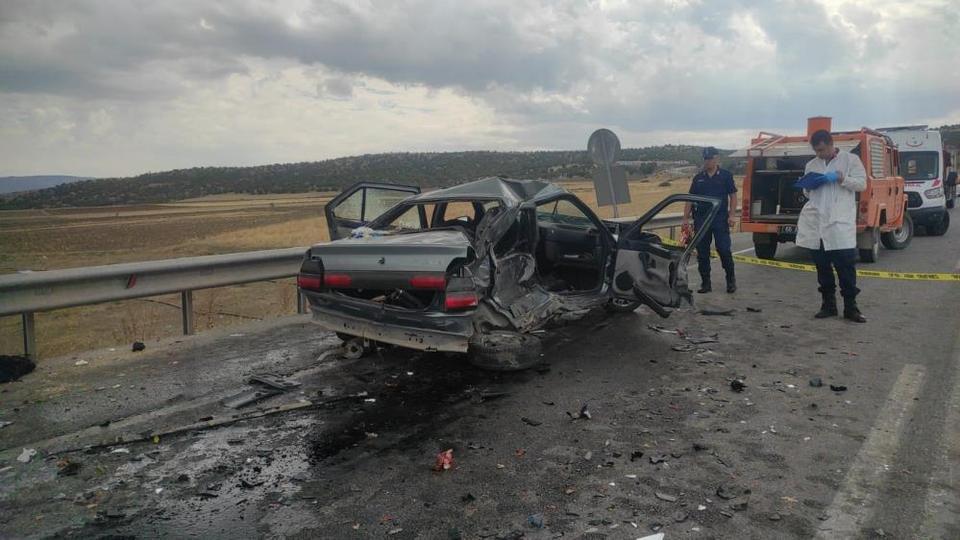 İki araç çarpıştı: 1 ölü, 3 yaralı