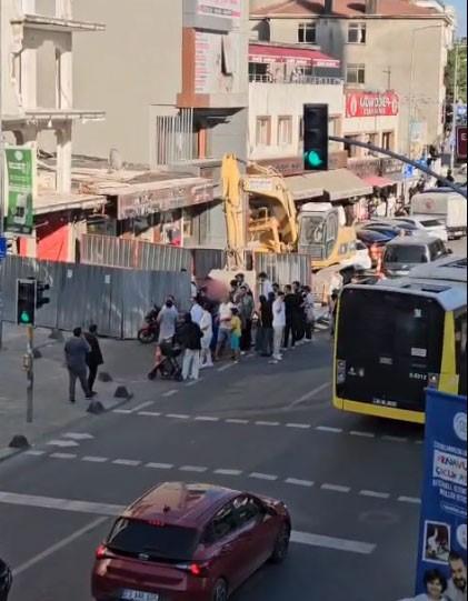 Motokurye bariyerleri yıkıp inşaat alanına daldı
