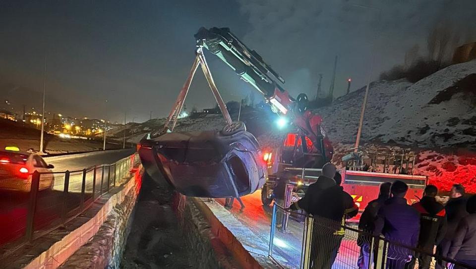 Kontrolden çıkan otomobil su kanalına düştü