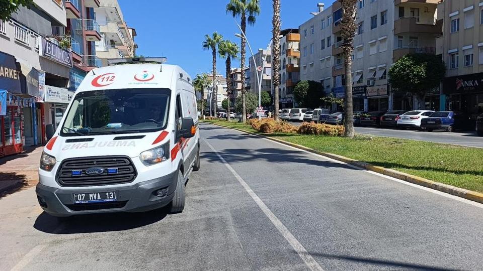 Yayalara yol veren otomobile arkadan çarpan motosiklet sürücüsü yaralandı