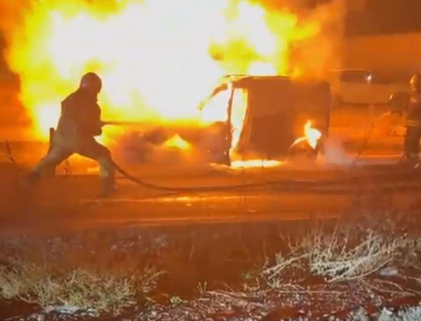 Araç alev topuna döndü