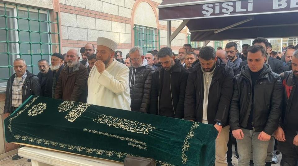 Otomobilin yayaların arasına daldığı kazada ölen kişi son yolculuğuna uğurlandı