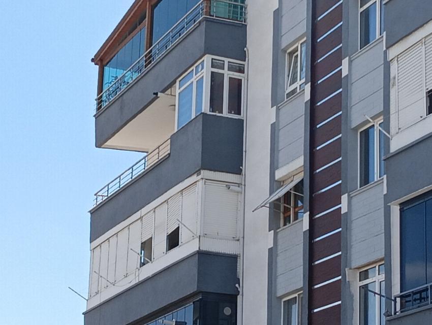 AİLESİNİN ESKİ KOCASIYLA BARIŞMA ISRARLARINA ÖFKELENEN GENÇ KADIN 4. KATTAN ATLADI