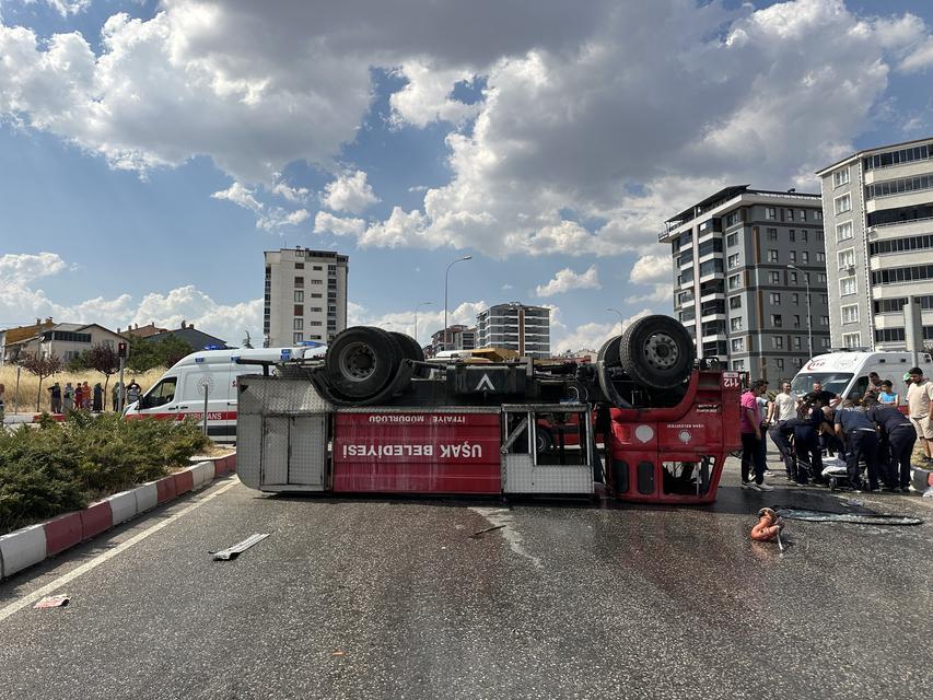 İtfaiye aracı ile kamyon çarpıştı: 2 itfaiye personeli yaralandı