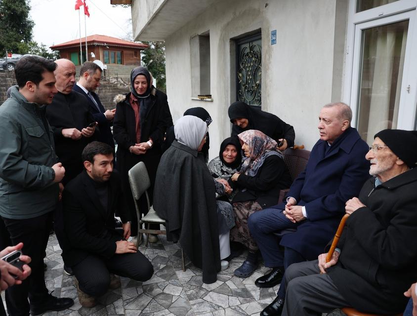 Cumhurbaşkanı Erdoğan, Rize'de komşularıyla bayramlaştı