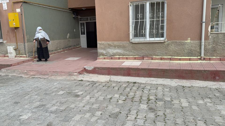 TOKAT'TA İKİ KADININ "FARE KOVMA" YÖNTEMİ APARTMAN SAKİNLERİNİ HASTANELİK ETTİ
