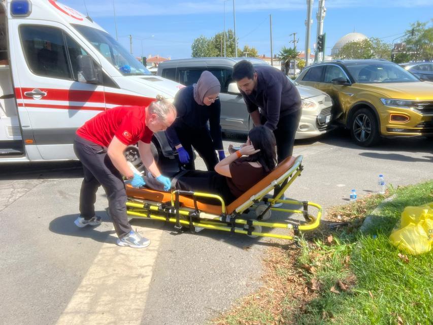 Kavşakta iki otomobil çarpıştı: 1 yaralı