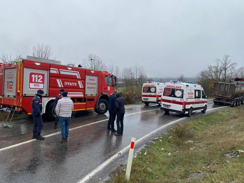 Hafif ticari araç kamyona çarptı: 2 yaralı