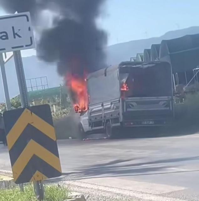 SEYİR HALİNDEKİ ÇARŞAF YÜKLÜ KAMYONET ALEV TOPUNA DÖNDÜ