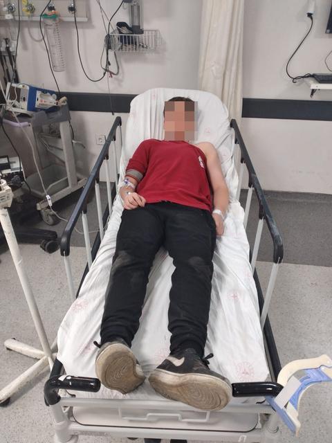 Kısa sürede olay yerine gelen sağlık ekipleri darp sonucu yaralanan A.T.'ye ilk müdahaleyi yaparak ambulansla hastaneye kaldırdı. Hastanede başına dikiş atıldığı öğrenilen A.T. bir müddet müşahede altında kaldıktan sonra taburcu edildi.