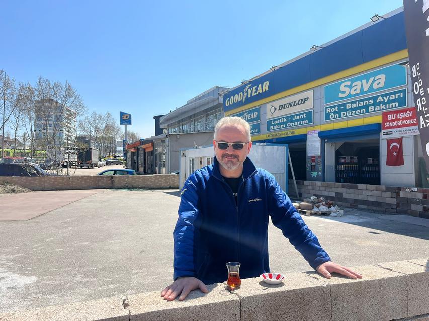 DÜKKANIN ÖNÜNE DUVAR ÖRDÜ, KİRACISI İSYAN ETTİ: "BİZİ AÇIK CEZAEVİNE ÇEVİRDİ" 3 ORTAKTAN BİRİ OLAN YER SAHİBİ, İDDİAYA GÖRE KİRACIYI ÇIKARMAK İÇİN OTO LASTİKÇİ DÜKKANININ ÖNÜNE DUVAR ÖRDÜRDÜ