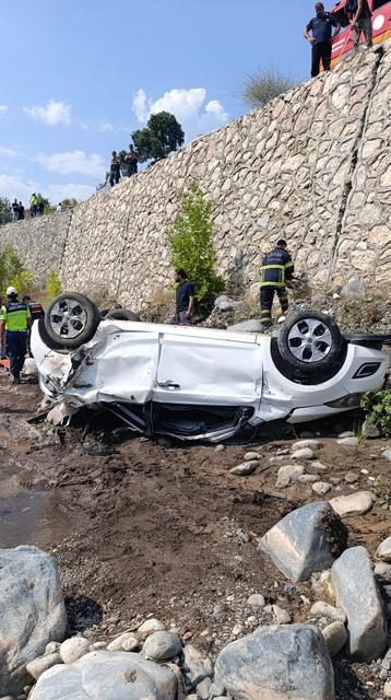 ADANA'DA OTOMOBİL DEREYE DÜŞTÜ: 2 ÖLÜ, 1 YARALI