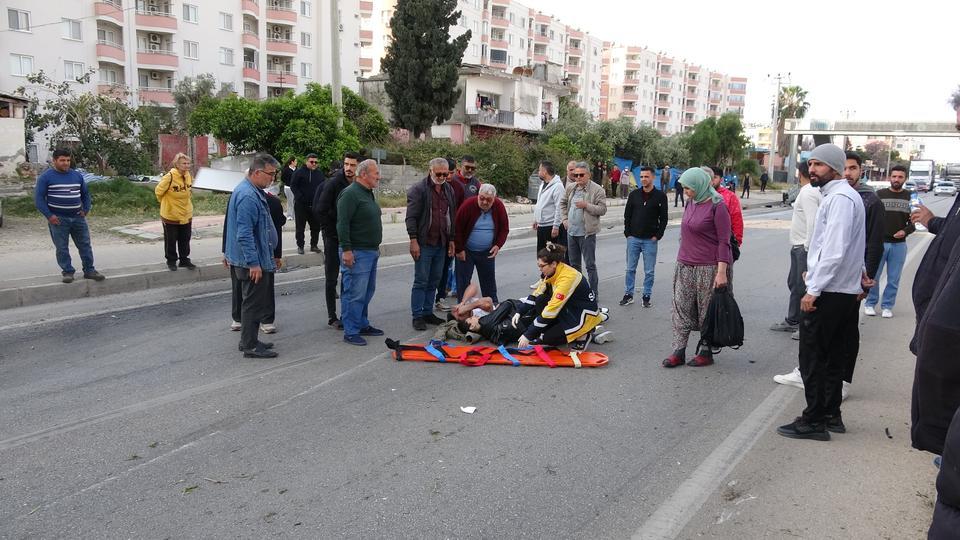 OTOMOBİL TERS DÖNDÜ, İKİ YARALI EL ELE TUTUŞUP BEKLEDİ KAZADA TERS DÖNEN OTOMOBİLİN KONTROLDEN ÇIKTIĞI ANLAR İSE BİR İŞ YERİNİN GÜVENLİK KAMERASINA SANİYE SANİYE  YANSIDI
